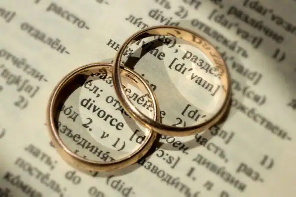 Image of rings removed before divorce mediation Truro